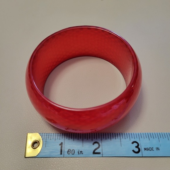 NOIR Jewelry NYC Brand Red Lucite Bangle Bracelet Textured Snake Skin Look - Picture 2 of 3